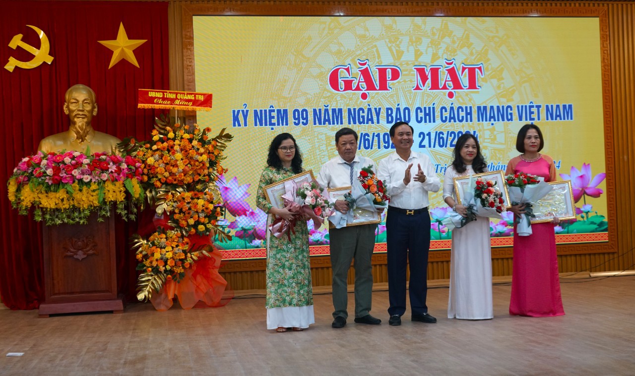 Chủ tịch UBND tỉnh V&otilde; Văn Hưng trao tặng bằng khen cho nh&oacute;m t&aacute;c giả B&aacute;o Quảng Trị đoạt giải C - Giải B&aacute;o ch&iacute; Quốc gia lần thứ XVIII, năm 2023 - Ảnh: L.T